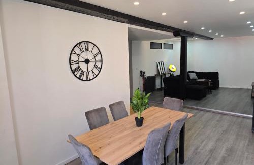Foix Apartment | Logement entier 120m2 centre Foix -3chambres-2SDB-2wc-Parking gratuit à 1 Minute