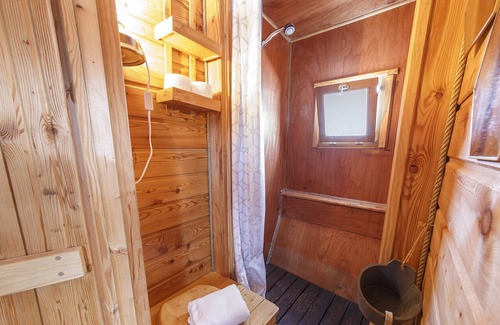 Downtown Angers Boat Rental | Logement insolite - La Toue Cabanée centre ville