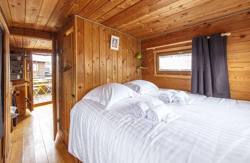Downtown Angers Boat Rental | Logement insolite - La Toue Cabanée centre ville
