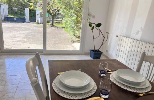 Lirac Apartment | Logement provençal au calme à 20 min d’Avignon