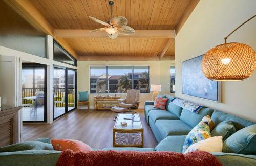 Sanibel Apartment | Loggerhead 523 - Beachfront Residence at Loggerhead Cay with Vaulted Ceilings