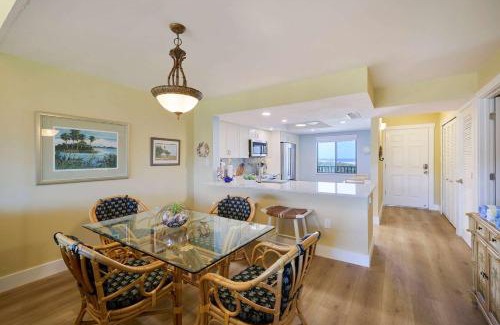 Sanibel Apartment | Loggerhead 523 - Beachfront Residence at Loggerhead Cay with Vaulted Ceilings