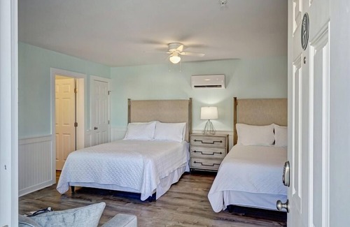Surf City Hotel | Loggerhead Inn & Suites - Two Queen Suite in hotel in Surf City, North Carolina