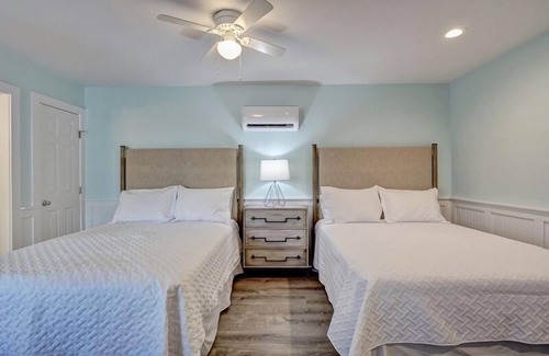 Surf City Hotel | Loggerhead Inn & Suites - Two Queen Suite in hotel in Surf City, North Carolina