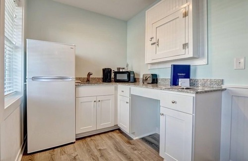 Surf City Hotel | Loggerhead Inn & Suites - Two Queen Suite in hotel in Surf City, North Carolina
