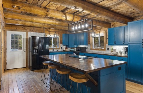 Thornton Cabin | LogHome W/Private Hot Tub~Pet Friendly Near Loon Mtn,Waterville & OWls Nest Rest