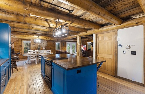 Thornton Cabin | LogHome W/Private Hot Tub~Pet Friendly Near Loon Mtn,Waterville & OWls Nest Rest