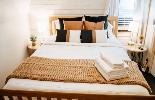 Thornton Cabin | LogHome W/Private Hot Tub~Pet Friendly Near Loon Mtn,Waterville & OWls Nest Rest