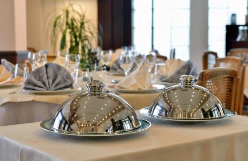 Malemort-sur-Correze Hotel | Logis Auberge des Vieux Chenes