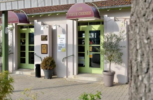 Malemort-sur-Correze Hotel | Logis Auberge des Vieux Chenes