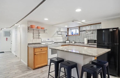 Highland House | LoHi gem, 2 bedroom private unit with outdoor patio & hot tub!