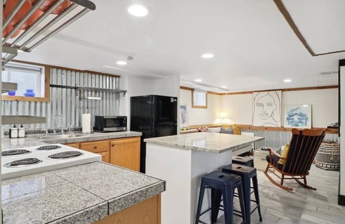 Highland House | LoHi gem, 2 bedroom private unit with outdoor patio & hot tub!