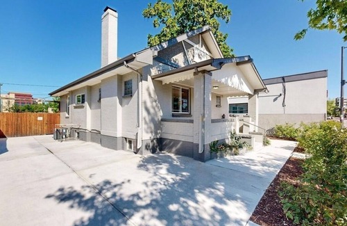 Highland House | LoHi gem, 2 bedroom private unit with outdoor patio & hot tub!