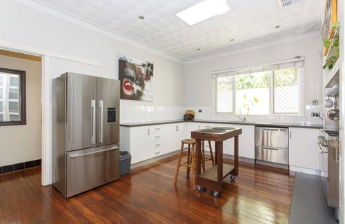 South Fremantle House | Lola's Retreat-South Fremantle close to the Beach