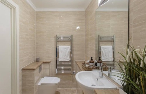 Chadwell Heath Apartment | London 2 bed Apartment 30 Mins from The City | Near Station, Parking & WIFI