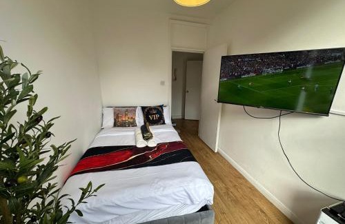 Harrow Road Apartment | London 2 bedroom Westminster borough apartment with Skysports and Netflix