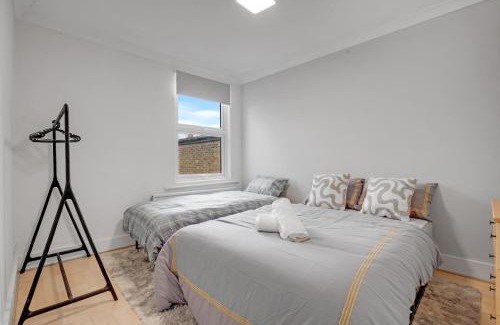 Tottenham House | London 3 bedrooms House with Parking