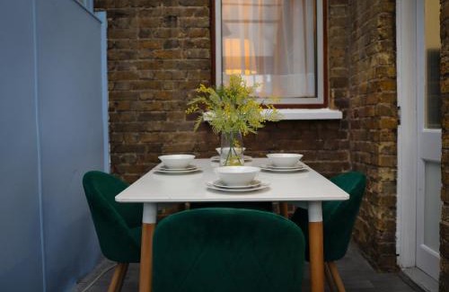 Edmonton House | London 4 Bed Contractor Base with Pool Table