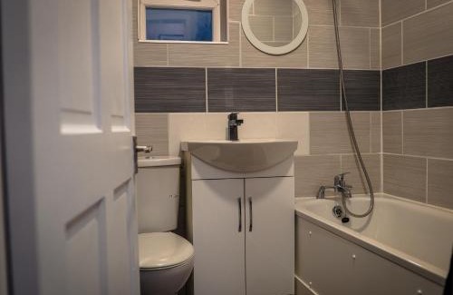 Edmonton House | London 4 Bed Contractor Base with Pool Table