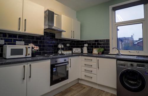 Edmonton House | London 4 Bed Contractor Base with Pool Table