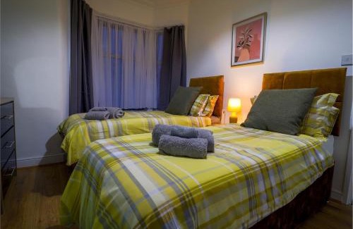Edmonton House | London 4 Bed Contractor Base with Pool Table