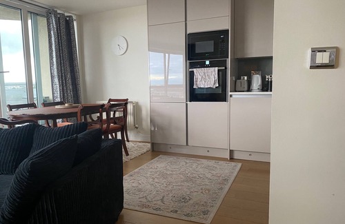 Royal Docks Apartment | London Apt-Sleeps 4-Parking - Balcony-River View