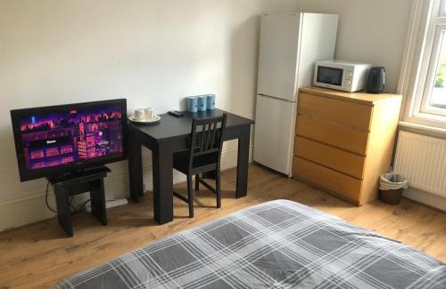 West Ealing Apartment | London DM x Weekly Monthly x Deals