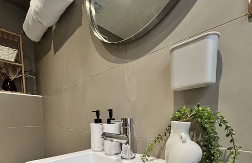Hackney House | London Flat With Free Parking, Private Entrance and Next To Overground Station