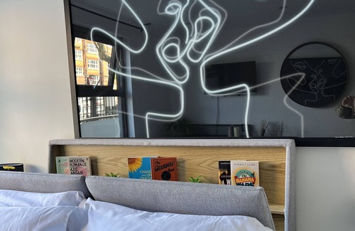 Hackney House | London Flat With Free Parking, Private Entrance and Next To Overground Station