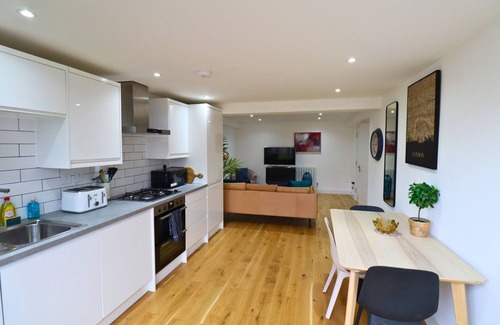 Pollards Hill Apartment | London Gorgeous Two Bedroom Apartment