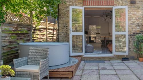 Hammersmith and Fulham Apartment | London Hammersmith - hot tub, cinema & gaming room