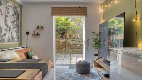 Hammersmith and Fulham Apartment | London Hammersmith - hot tub, cinema & gaming room