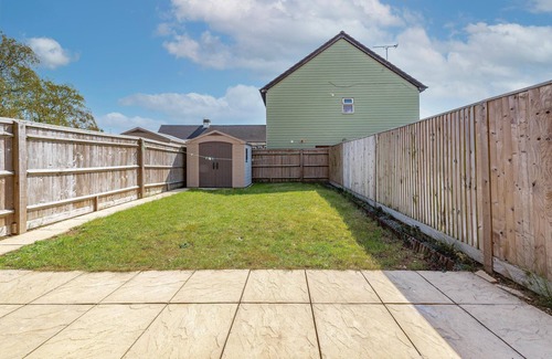Stanwell Apartment | London Heathrow Living 4 bed 2.5 bath Serviced House with single beds