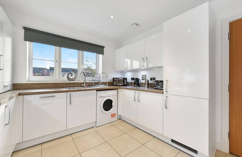 Stanwell House | London Heathrow Living Holywell Serviced House B, Stanwell