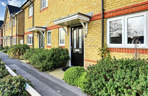 Stanwell House | London Heathrow Living Holywell Serviced House B, Stanwell