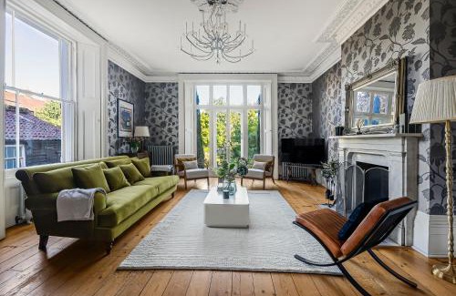Hertingfordbury Villa | London- Large Period Town House with river front