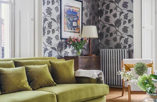 Hertingfordbury Villa | London- Large Period Town House with river front