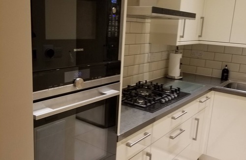 Clayhall Apartment | London Luxury 1 bed Flat 1 min Walk to Redbridge Tube Station, Parking, Aircon