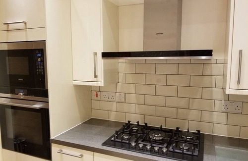 Clayhall Apartment | London Luxury 1 bed Flat 1 min Walk to Redbridge Tube Station, Parking, Aircon