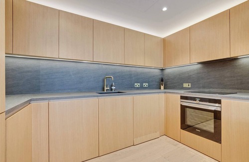 St. Pancras and Somers Town Apartment | London Luxury: 2-Bedroom Condo Experience