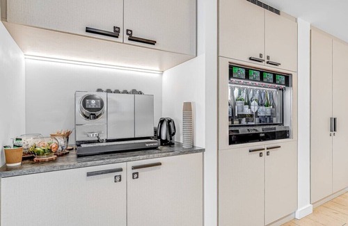 St. Pancras and Somers Town Apartment | London Luxury: 2-Bedroom Condo Experience