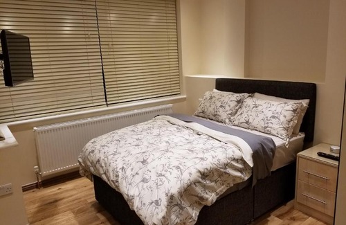 Clayhall Apartment | London Luxury Apartments 1 min from Redbridge Station with Parking