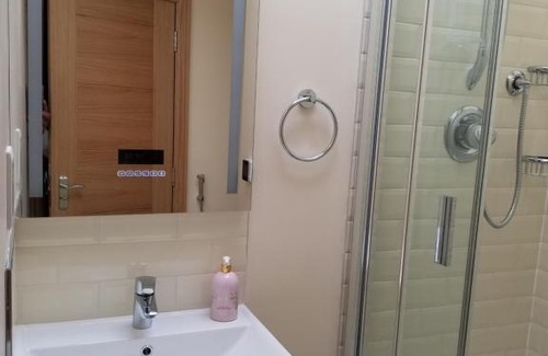 Clayhall Apartment | London Luxury Apartments 1 min from Redbridge Station with Parking
