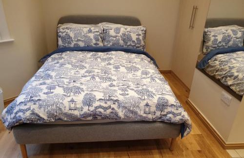 Valentines Apartment | London Luxury Studio Flat 4 min to Ilford Station with FREE parking FREE WiFi