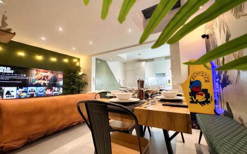 Queen's Park Apartment | London Queen's Park with cinema & gaming room