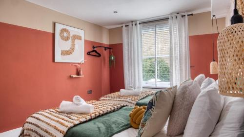Queen's Park Apartment | London Queen's Park with cinema & gaming room