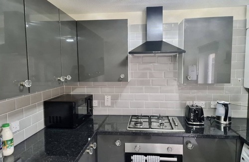 Thamesmead House | London - Sleeps 4 - Parking - Garden - Petfriendly