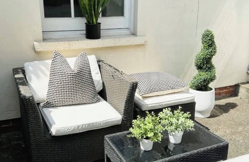 New Cross Apartment | London Stylish 1 Bedroom Apartment With Garden