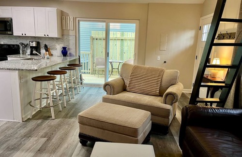 Edgewater House | London Towne Bungalow w/Loft - Walk to the Beach!