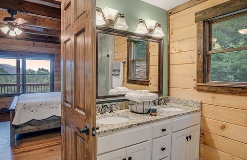 Franklin Cabin | Lone Pine Cabin, Views, Sleeps 10, Starlink, Fire Pit, and Hiking Trails